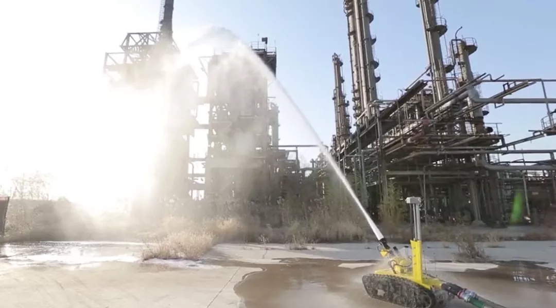 The intelligent fire fighting robot appeared in the drill field of Petrochina North Petrochemical